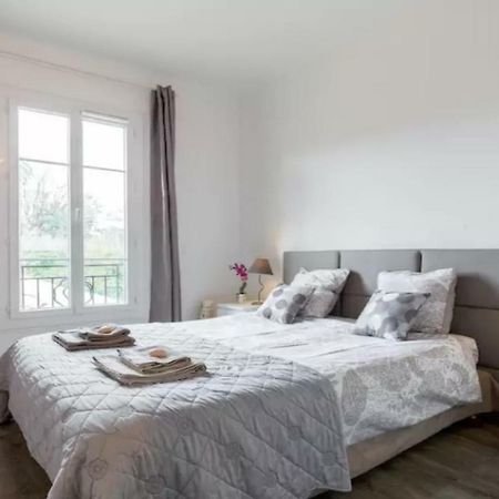 Stylish White And Red Apartments ฌวง-เลส์-แป็งส์ ภายนอก รูปภาพ