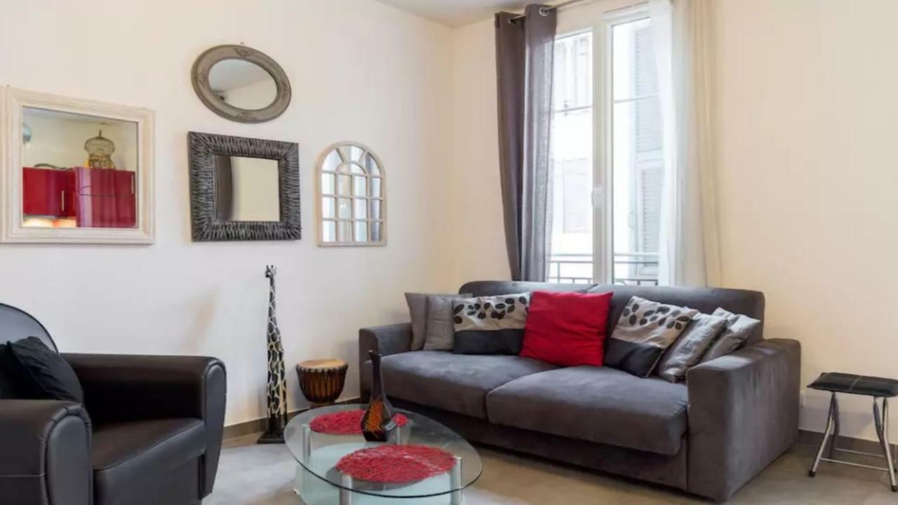 Stylish White And Red Apartments ฌวง-เลส์-แป็งส์ ภายนอก รูปภาพ
