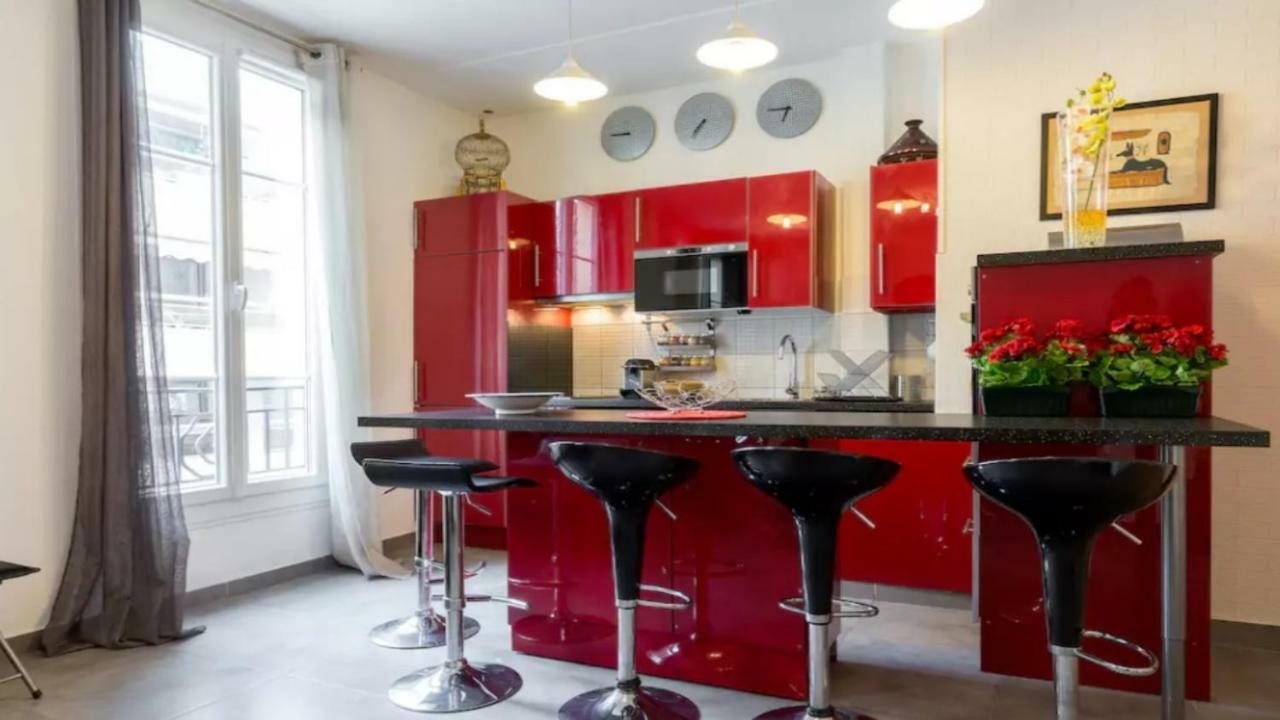 Stylish White And Red Apartments ฌวง-เลส์-แป็งส์ ภายนอก รูปภาพ