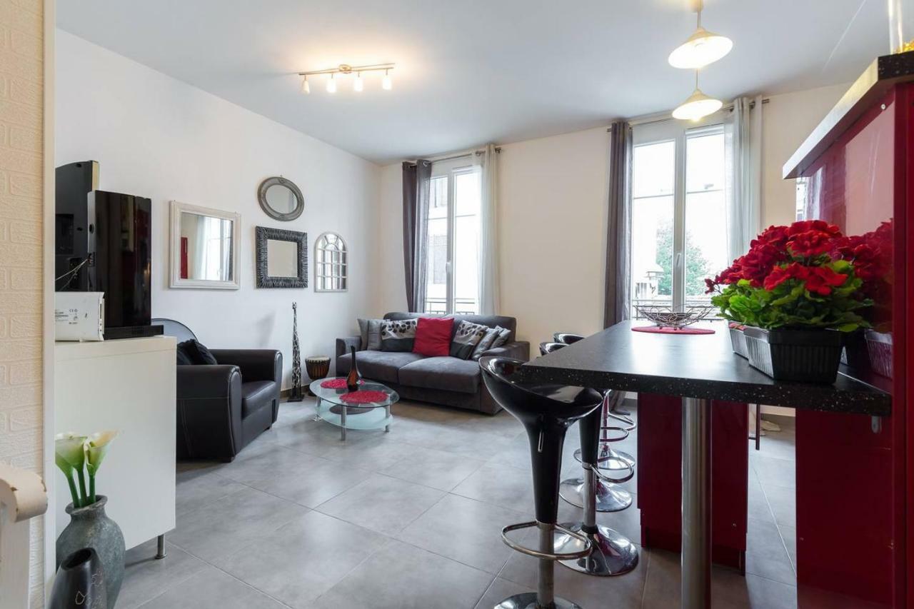 Stylish White And Red Apartments ฌวง-เลส์-แป็งส์ ภายนอก รูปภาพ