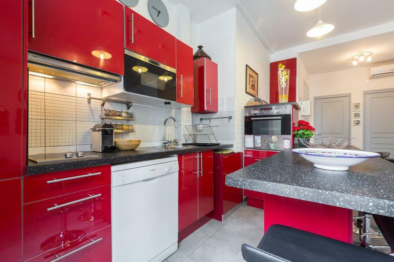 Stylish White And Red Apartments ฌวง-เลส์-แป็งส์ ภายนอก รูปภาพ