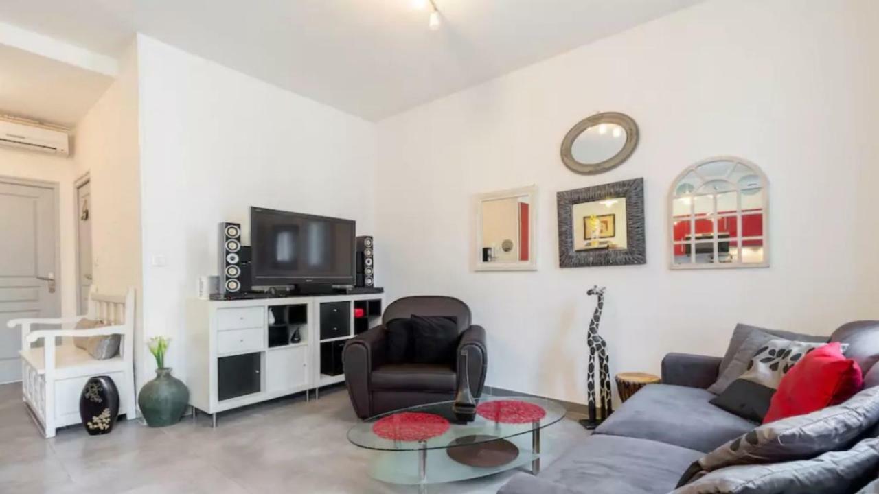 Stylish White And Red Apartments ฌวง-เลส์-แป็งส์ ภายนอก รูปภาพ