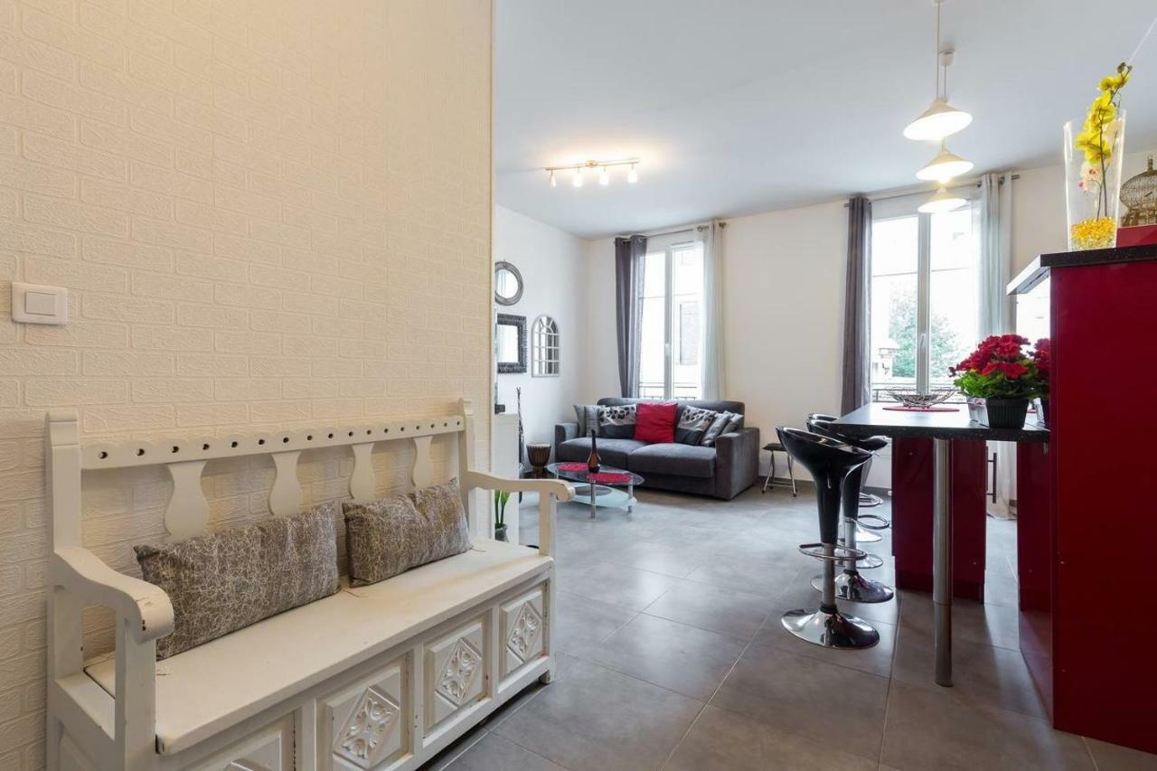 Stylish White And Red Apartments ฌวง-เลส์-แป็งส์ ภายนอก รูปภาพ