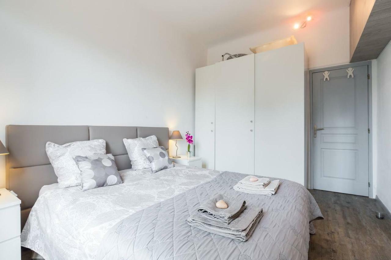 Stylish White And Red Apartments ฌวง-เลส์-แป็งส์ ภายนอก รูปภาพ
