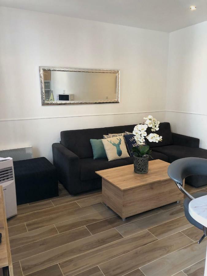 Stylish White And Red Apartments ฌวง-เลส์-แป็งส์ ภายนอก รูปภาพ