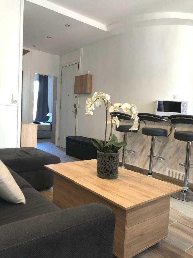 Stylish White And Red Apartments ฌวง-เลส์-แป็งส์ ภายนอก รูปภาพ