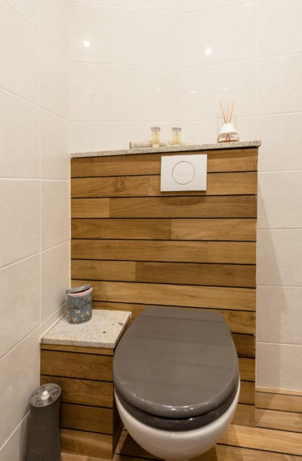 Stylish White And Red Apartments ฌวง-เลส์-แป็งส์ ภายนอก รูปภาพ