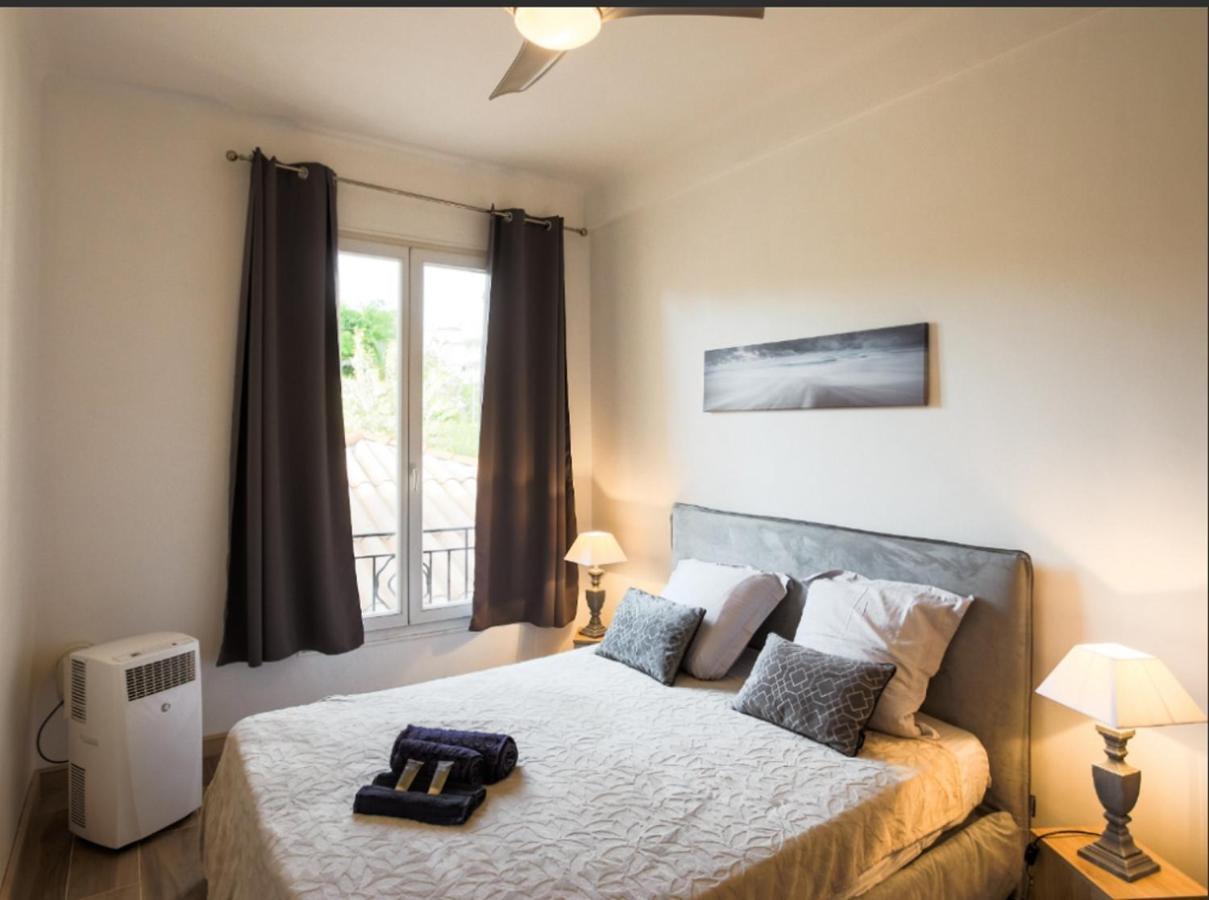 Stylish White And Red Apartments ฌวง-เลส์-แป็งส์ ภายนอก รูปภาพ