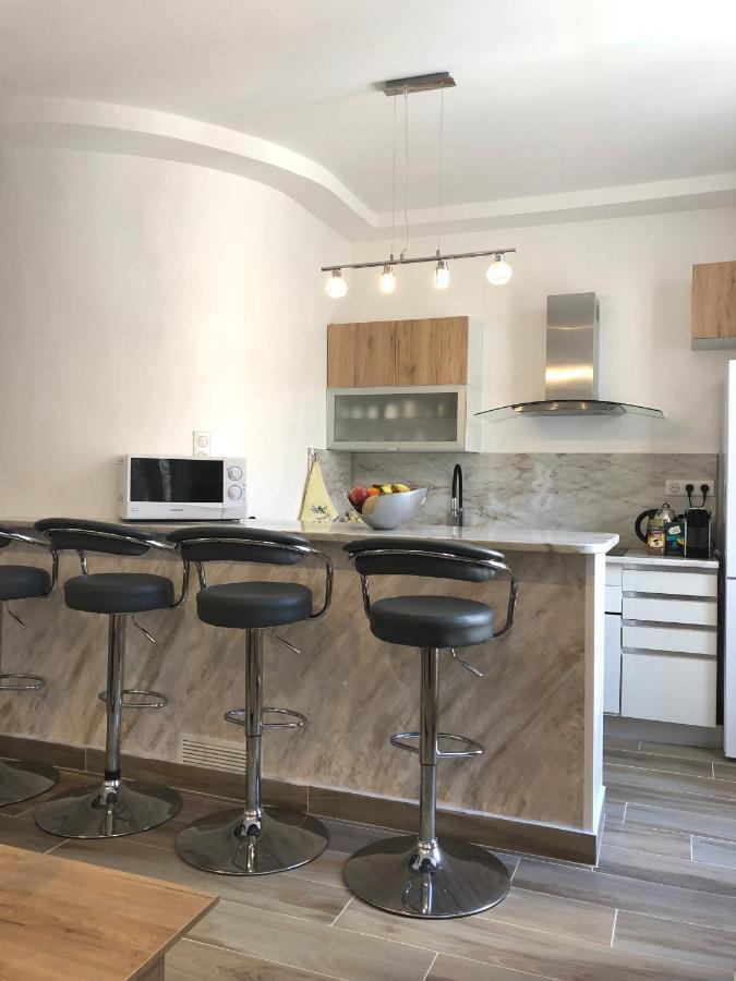 Stylish White And Red Apartments ฌวง-เลส์-แป็งส์ ภายนอก รูปภาพ