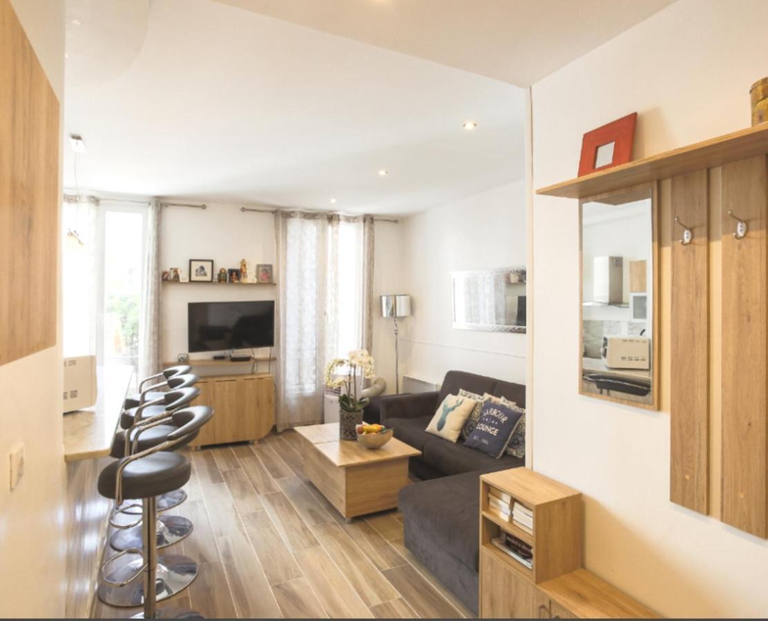 Stylish White And Red Apartments ฌวง-เลส์-แป็งส์ ภายนอก รูปภาพ